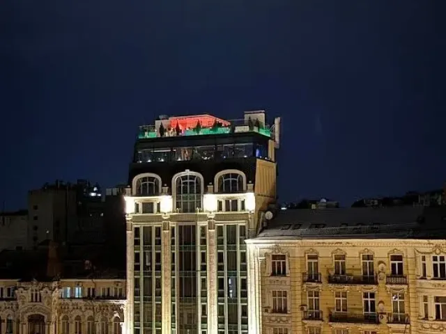 11 Mirrors Rooftop Restaurant & Bar