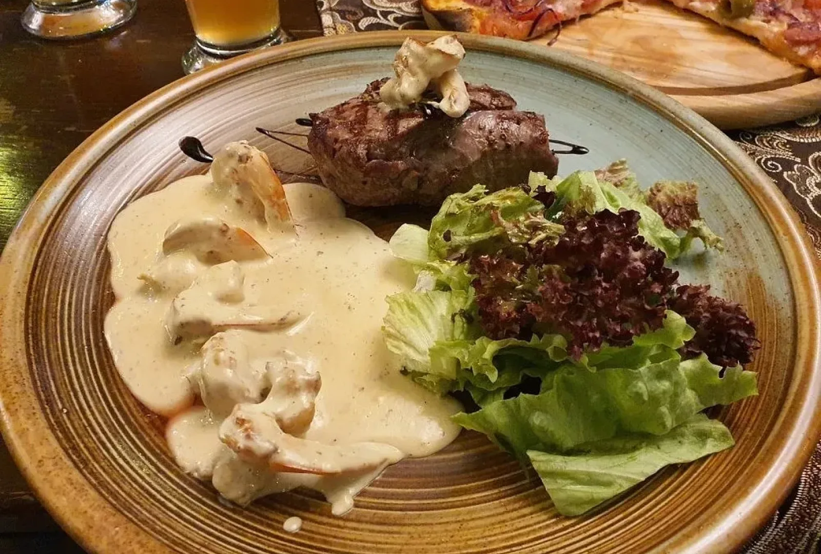 Maximilian Pub & Grill