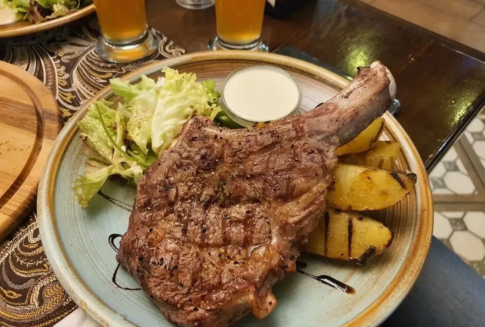 Maximilian Pub & Grill